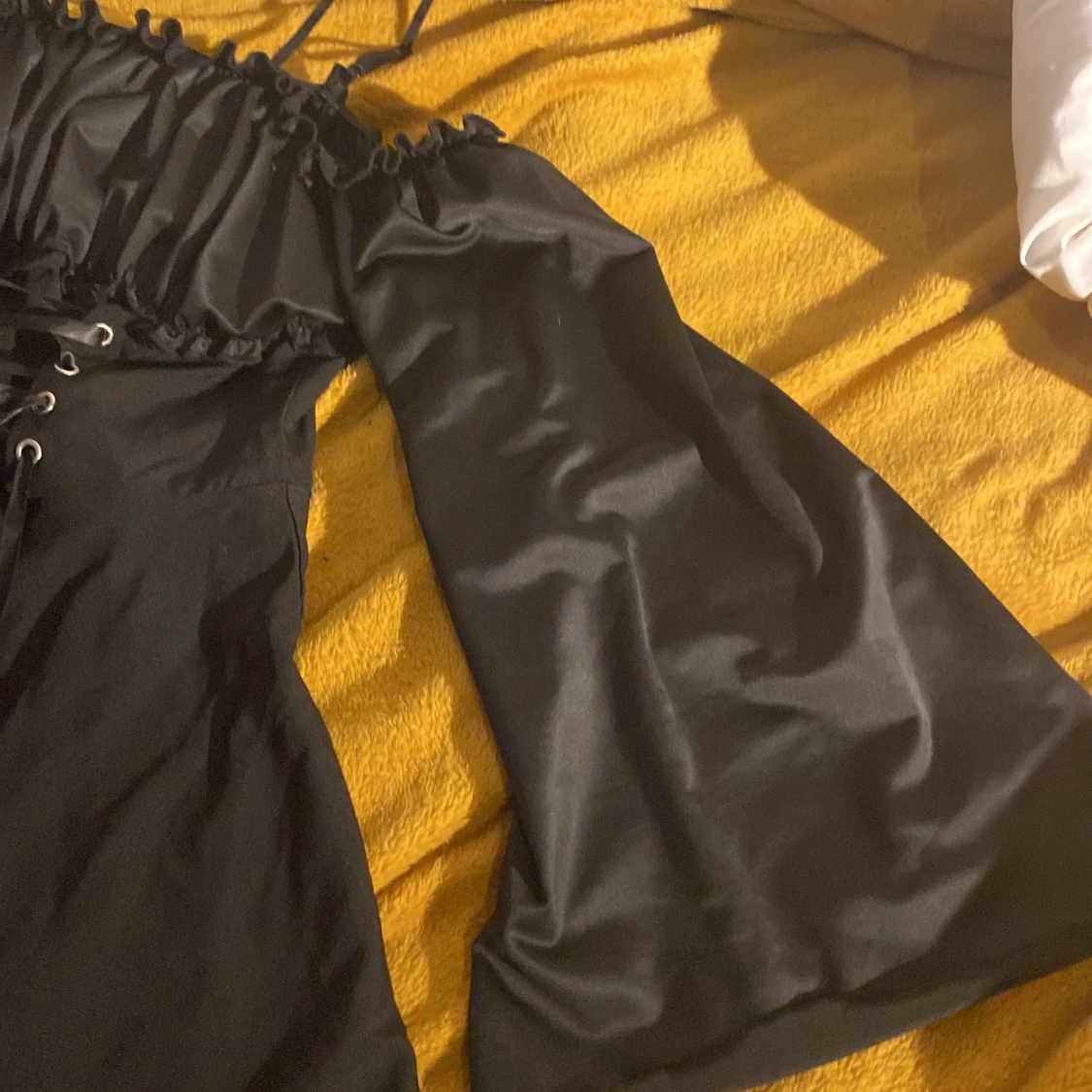 Svart offshoulder klänning med snörning - 2