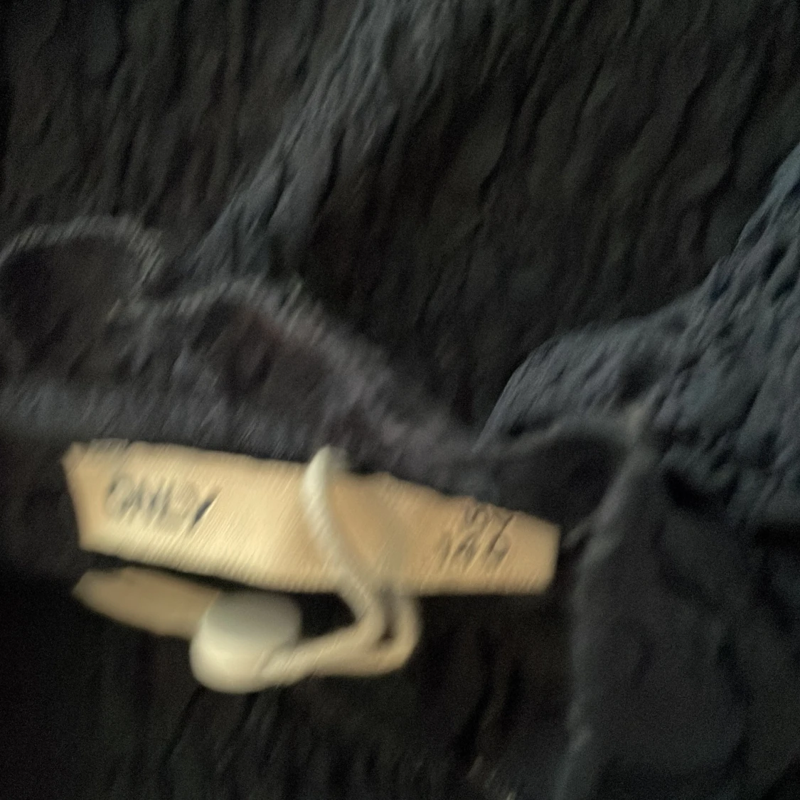 Mörkblå blus med volang från ONLY - 1