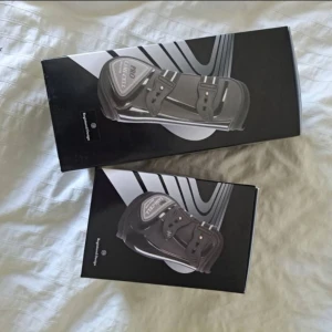 Nya lamicell  - Superfina benskydd ifrån Lamicells pro elite kollektion! De är helt nya i originalförpackning och har aldrig använts. Framskydden är "Elite tendon" modellen och baksydden är i "Elite fetloc" modellen. De är svarta och har en liten detalj med en sverigeflagga på. Nypris är 1320. Tveka inte att höra av dig vid frågor eller funderingar 🥰 