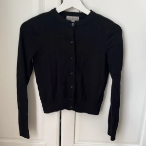 Svart kofta från H&M XS - En klassisk svart kofta från H&M i storlek xs🩷