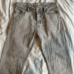 Grå jeans från Jack & Jones, 32/32 - Snygga grå jeans från Jack & Jones i klassisk femficksmodell. Jeansen har raka ben, normal passform och är tillverkade i mjukt bomullsjeans. Perfekta för dig som gillar en stilren och enkel look.