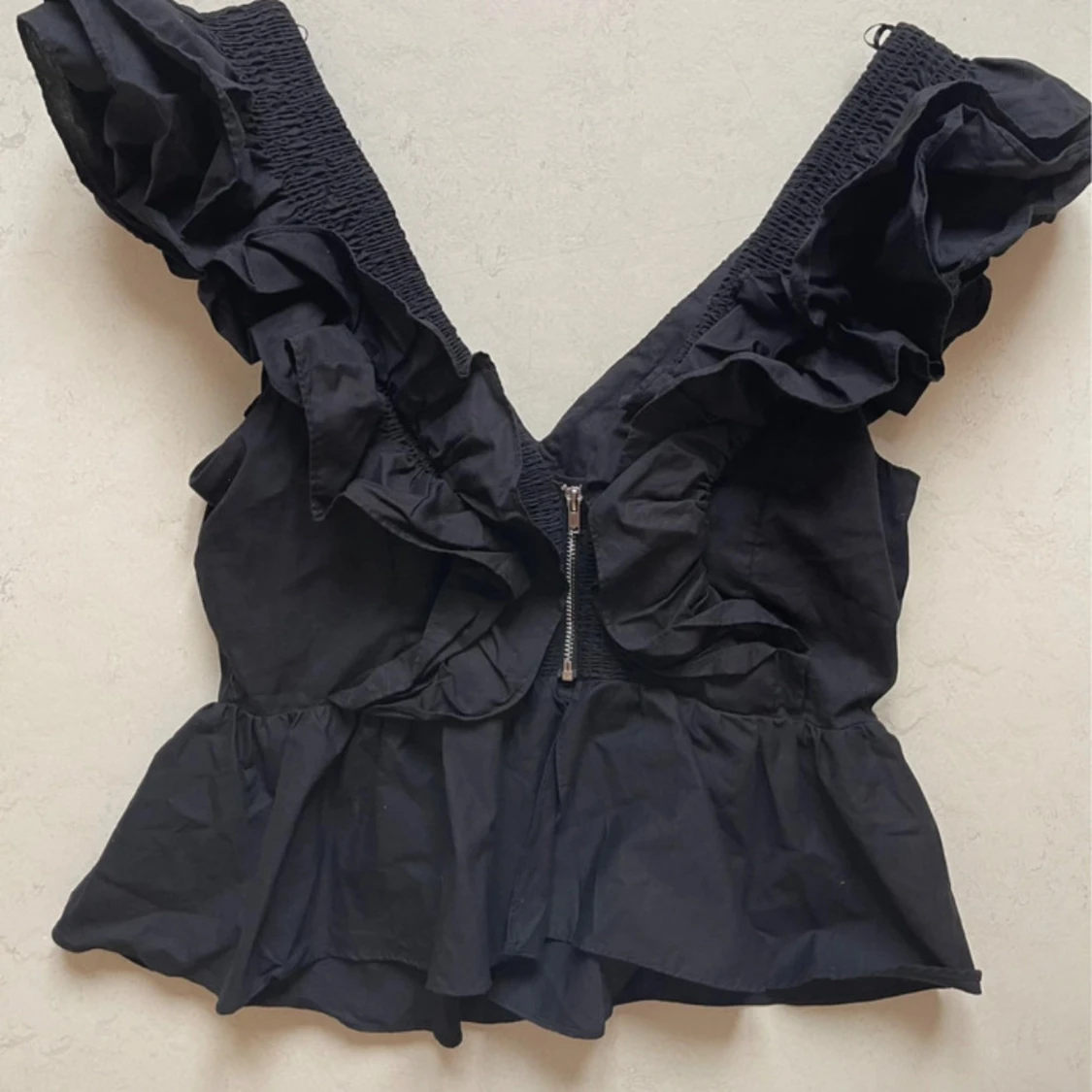 Svart volangblus med v-ringning från hm  - 2