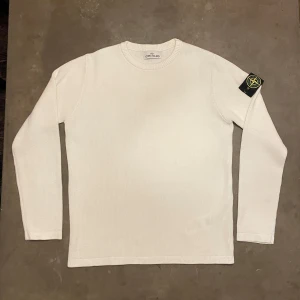 Stone Island tröja - Ny Stone Island tröja, storlek S. Säljes eftersom den inte passade som jag hade tänkt. Den är vit, fräsch tröja att ha nu under sommaren och hösten. 
