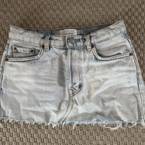 Ljus jeanskjol från & Other Stories - Säljer en ljusblå jeanskjol från & Other Stories, aldrig andvänd då jag köpte helt fel storlek, köptes från Vinted innan. Pris går o diskutera vid snabb affär