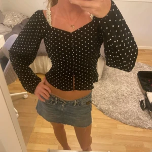 Svart prickig blus - Svart blus från amisu i storlek xs. Aldrig använd men köpt på Vinted. 💞