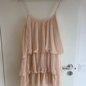 Beige volangklänning H&M - Fin kort volangklänning från hm. Storlek M, passar bra på S också. Beige/ krämfärgad. Bra skick! 