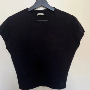 Svart stickad tröja från Filippa K - Kortärmad stickad tröja med otrolig passform 