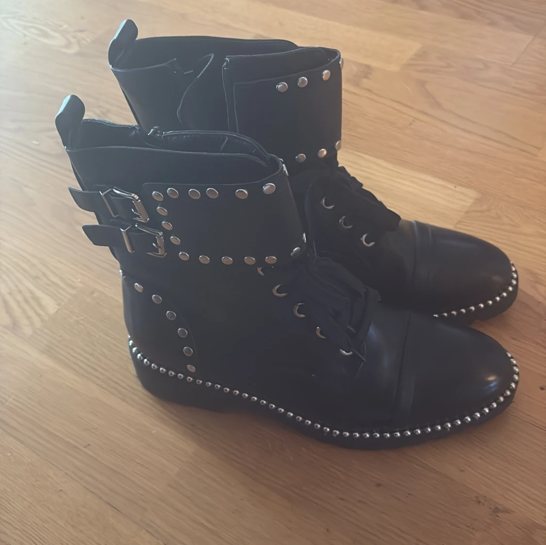 Svarta boots med nitar och spännen