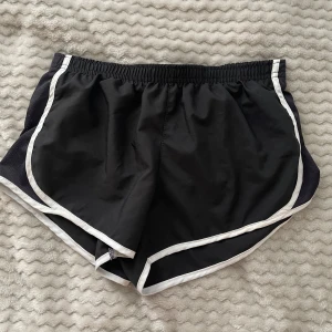 Varsity spirit shorts  -  Träningsshorts från varsity spirit. Cheerleading storlek= YL. 