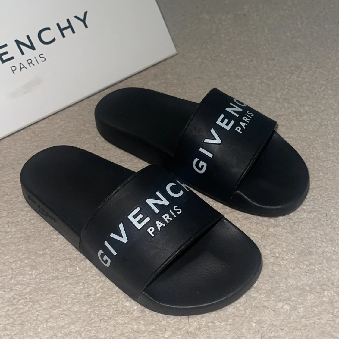 Svarta slides från Givenchy Paris - 1