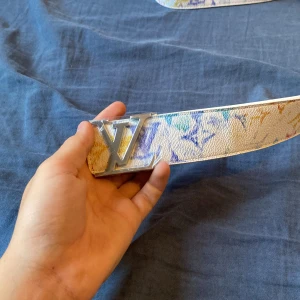 Snyggt bälte med silver logga - Nytt