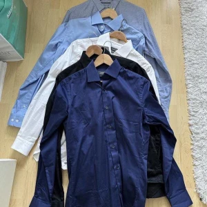 5pack skjortor, Tommy hilfiger & Dressman - Säljer skjortor som är för små. Nypris=599 styck  Säljer i paket för 200kr