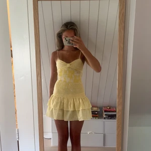 Gul rutig kortklänning med volang - Supersöt gul och vit rutig klänning💛
