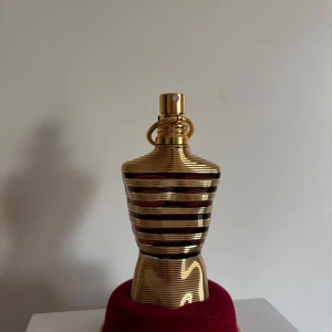Jean Paul Gaultier Le Male Elixir 75ml (74ml kvar) - Tja, säljer min Jean Paul Gaultier Le Male Elixir som är i 75ml flaskan(74 kvar) PRISET EJ HUGGET I STEN.  Köpte den av julklappspengarna men träffade sedan min tjej vars Ex hade den parfymen🫤tråkigt för det är en av mina absoluta favoriter, en mix av honung, varma kryddor, vanilj och mer. Den luktar varmt, mjukt och himmelskt. Jag har använt den max 10 sprej, så det är 74ml kvar (typ oanvänd). Nu behöver jag pengarna så lika bra att sälja den, tveka inte på att höra av er vid frågor eller så🙏😁