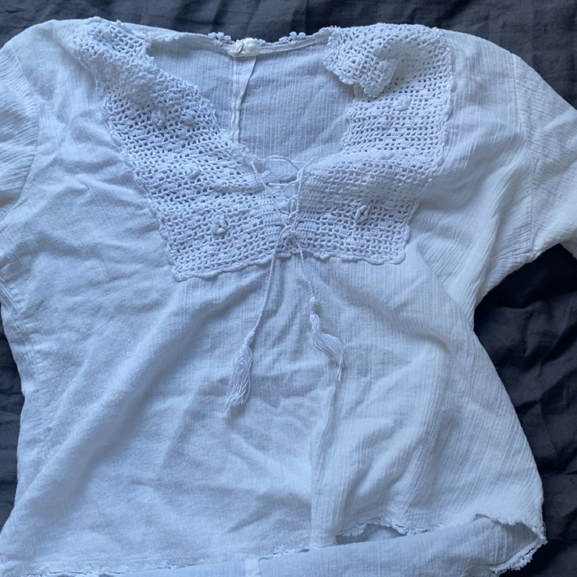 Vit blus med virkade detaljer - 1