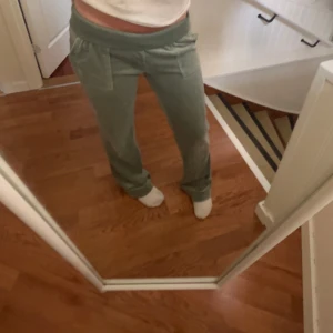 Gröna mjukisbyxor Juicy Couture  - Mysiga gröna mjukisbyxor från Juicy Couture i velour och stora fickor framtill. Använda max 5-6 ggr, passar bra men lite långa för mig som är 159 cm. Priset kan diskuteras 🥰💛