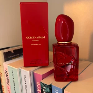 Giorgio Armani Red EDP 30ml - Giorgio Armani Red EDP Passione i en snygg röd glasflaska med gulddetaljer och matchande röd kartong. Flaskan har en elegant, skulptural form och rymmer 30 ml parfym. Perfekt för dig som gillar lyxiga och stilrena dofter. Endast testad 