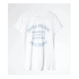 Vit Zadig & Voltaire t-shirt med tryck - Vit t-shirt från Zadig & Voltaire med rund halsringning och blått tryck framtill med texten 'Art is Truth' och dödskalle-detalj. Klassisk passform och korta ärmar, tillverkad i mjuk bomull. Perfekt för en chill och stilren look.