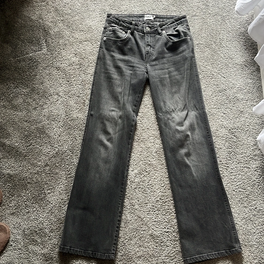 Gråa jeans