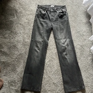 Gråa jeans - Snygga lågmidjade  grå jeans från lager 157 i storlek S. De är perfekta för vardagen och speciellt nu till hösten. Säljer på grund av att de inte passar längre och därför inte kommit till användning på ett tag. 💕💕