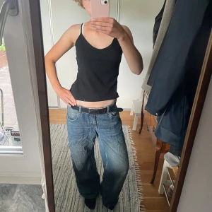 Lågmidjade baggy jeans - Säljer ett par ursnygga lågmidjade jeans från Motel Rocks åt det mer baggy hållet. Perfekta för dig som gillar en avslappnad och loose stil. Storlek W30/L30, jag är 167 och längden är helt perfekt men något stora för mig i midjan. De är från motel rocks och modellen heter parallell jeans oc det finns massvis med bilder på deras hemsida. Bälte ingår ej.
