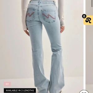 Ljusblå bootcut jeans med slitningar - Nästan helt nya jeans från Nelly bara använda typ tre gånger. Säljer biligt för vill bli av med dom eftersom dom inte kommer till användning.