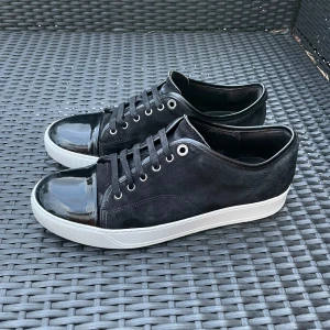 Lanvins och dondup jeans  - Säljer nu dessa Svarta lanvin cap toe i uk 8 som är i fint skick som också är tillfixade med whitnercream för att sulan ska se extra fräsch ut, skriv för fler bilder/frågor🙌🏼 dondupsen: Dondup alex jeans storlek 31