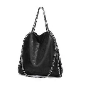 Svart axelväska med kedjedetaljer - Trendig svart axelväska med silverkedjor Mjuk form, snygg skinnlook och plats för allt du behöver. Perfekt för en cool vardagsstil! Använd max 2 gånger