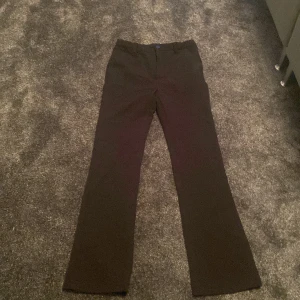 Svarta kostymbyxor med bootcut - Snygga svarta kostymbyxor med bootcut-snitt och klassisk passform. Byxorna har hällor för bälte och diskreta bakfickor. Perfekta för en clean och stilren look. Materialet känns mjukt och följsamt, vilket gör dem bekväma hela dagen.💞