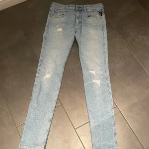 Replay ANBASS jeans W30 L34 - Replay ANBASS Jeans| pris: 599kr| skick:9,8/10| Storlek:W30 L34| Bilden är tagen av Jeansen på golvet eftersom den inte passade nån av modellerna| Hör av dig vid minsta lilla fundering eller fråga|