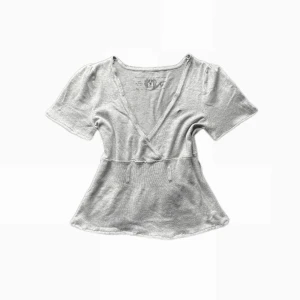 Babydoll topp - Finstickad Babydoll-topp,🪽 Ett hål e lagat som vistas på sista bilden! Det syns nästan inte alls! <3  Står M men jag på bilden bär annars S.