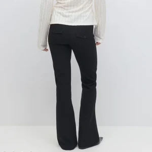 Svarta kostymbyxor med bootcut - Stilrena svarta kostymbyxor med bootcut-snitt och två knappar i midjan. Byxorna har bälteshällor och fickor bak med lock. Perfekta för en clean och dressad look. (Säljer dem för jag vill köpa bikboks istället ☺️)