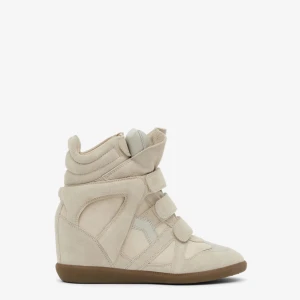 NY  - Snygga beige sneakers med inbyggd kilklack och kardborreband. Skorna har en cool, futuristisk design och är gjorda i mjuk mocka med detaljer i syntet. Perfekta för dig som vill ha både höjd och streetstyle-vibe.