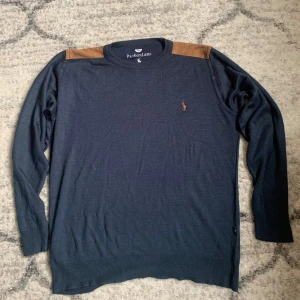 Ralph lauren tröja marinblå - Ralph Lauren marinblå tröja och är väldigt bra skick och rabatteras ut för endast 149 och det är först till kvarn🤩🤩🤩 mer frågor eller bilder är det bara att fråga🧐