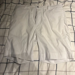 Vita golfshorts från FootJoy W30 - Snygga golfshorts nypris 1500