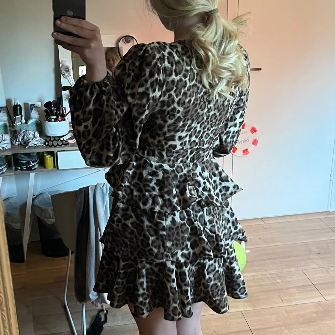 Leopardmönstrad volangklänning - 1