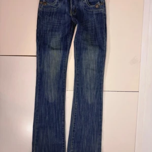 Levis  bootcut jeans blå - Säljer ett par Levis jeans i klassisk blå tvätt med bootcut passform. 