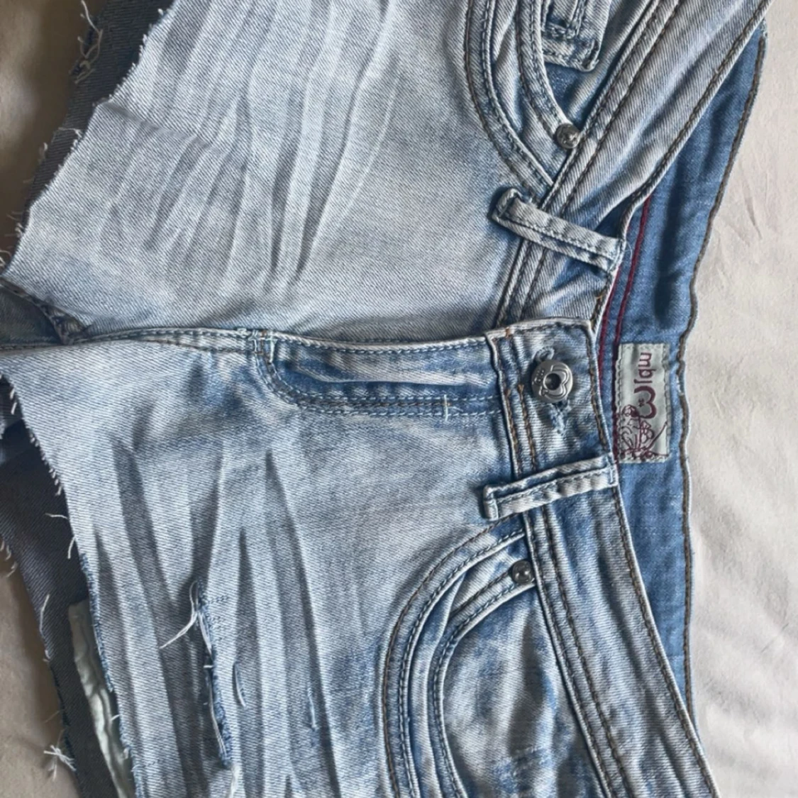 Ljusblåa jeansshorts från Jolin - 1