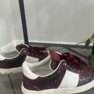 Valentino skor - Valentino flycrew skor! Storlek 37,5 jättefint skick! Köpta från Italien och säljs inte längre. Tveka inte med att skicka ett bud! Är öppen i att förhandla priset💞 Skorna är använda 1 gång och är i fint skick, kan skicka fler bilder. (Buda endast om du är en seriös köpare)