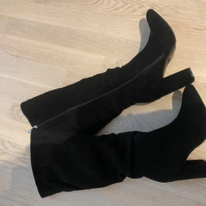 Overknee klackar - Klackar från Zara köpta förra året men kommer inte till användning. Det är aldrig använda utan endast testade inomhus