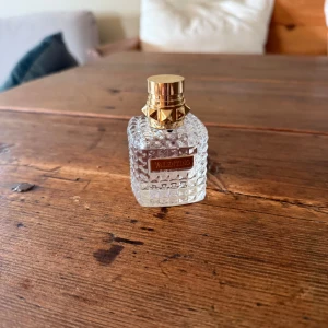 Valentino Eau de Parfum 30 ml - Snygg parfym från Valentino, Eau de Parfum 30 ml. Flaskan är fyrkantig med ett coolt rutmönster i genomskinligt glas och har en lyxig guldfärgad kork med nitar. Använd max 3 gånger. Säljer då doften inta passar mig. Nypris 1000kr säljer för 700kr