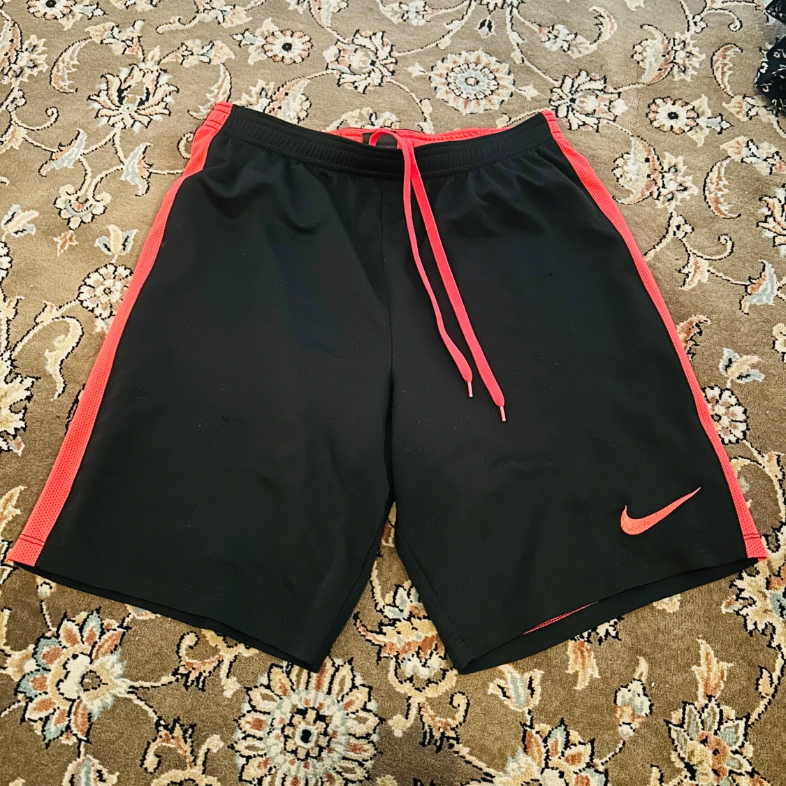 Nike Dri-Fit svarta shorts med röd detalj - 4