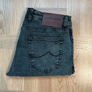 Jacob Cohën jeans - Säljer dessa snygga Jacob Cohen jeansen för endast 1199kr. Skicket är perfekt utan några defekter (9/10) och är i storlek W33. Om ni har några frågor så är det bara att höra av sig!!