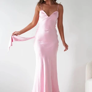 Rosa satinklänning - Rosa superfin satinklänning från oh hello clothing i storlek S/36! Den är aldrig använd utan endast provad så alla lappar är kvar💗passar mig som har S i vanliga fall och går ner till marken, jag är 163 cm lång🙌🏻köpt för 1200 kr