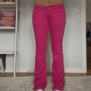 Rosa bootcut jeans - Skit coola rosa jeans!!  Midjemått:38 innerbensläng: 80