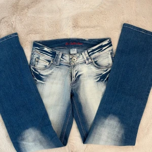 Blå bootcut jeans med broderade fickor - Snygga blå bootcut jeans från M-Collection som tyvärr inte passar mig längre. Måttet rakt över midjan: 37/38 cm innerbenslängden: 86 cm