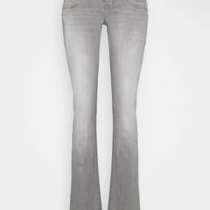 Grå bootcut jeans med låg midja - Säljer mina LTB jeans i modellen valerie i storlek 25/34. Inga synliga defekter.