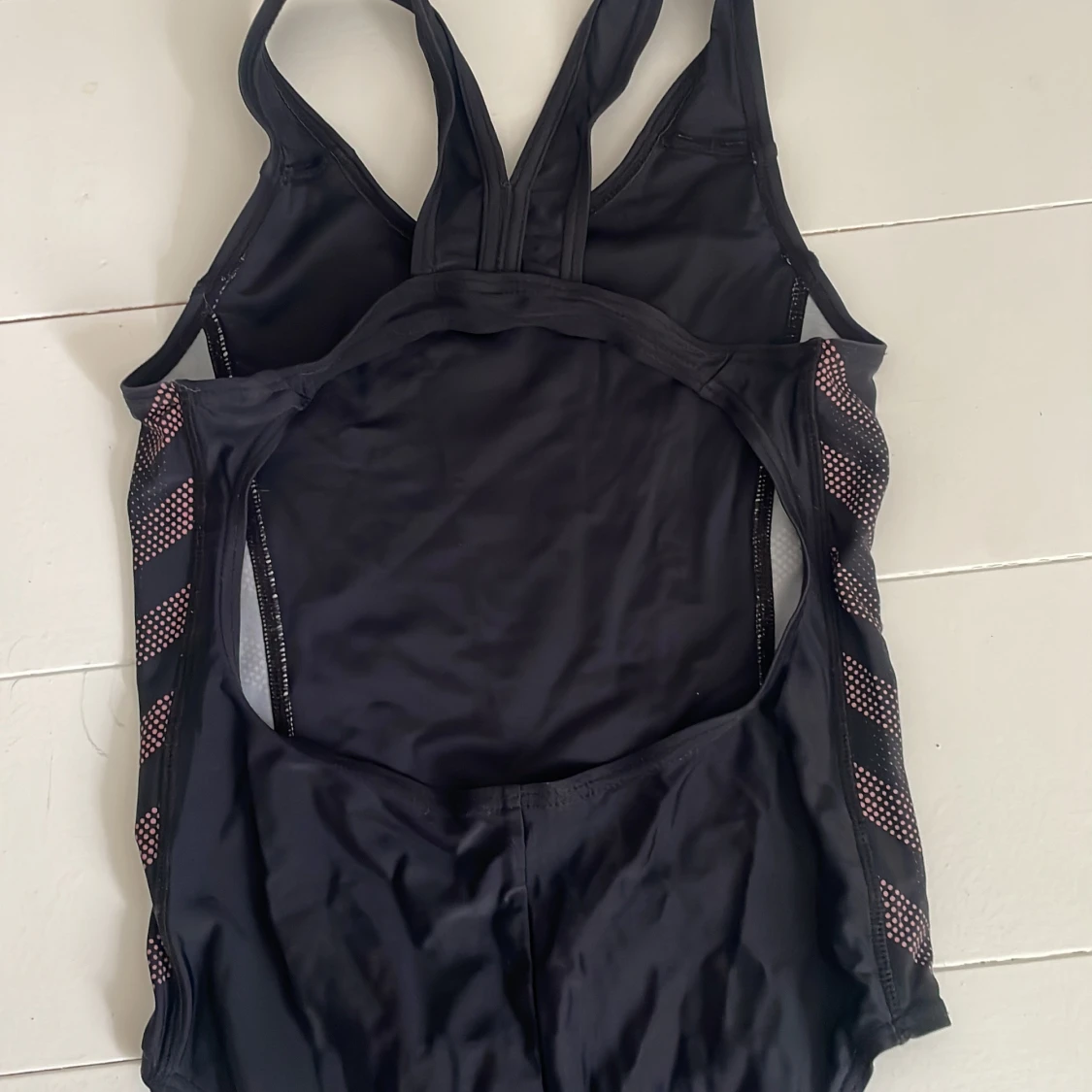 Svart baddräkt med rosa detaljer - 1