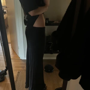 Svart långkjol i satin  - Supersnygg svart långkjol  i glansigt satinmaterial. Lågmidjad och perfekt, använd 1 gång förra året😍