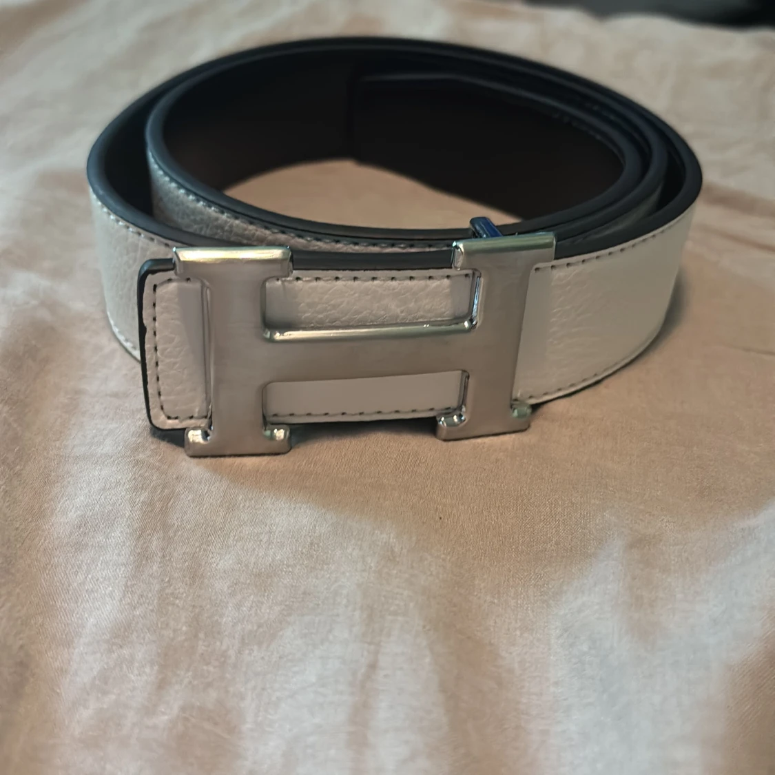 H vändbart skärp med H-spänne